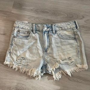 Light Wash American Eagle Frayed Tomgirl Shortie